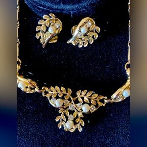 Vtg 50’s-60’s Unsigned Goldtone Necklace with clip earrings.